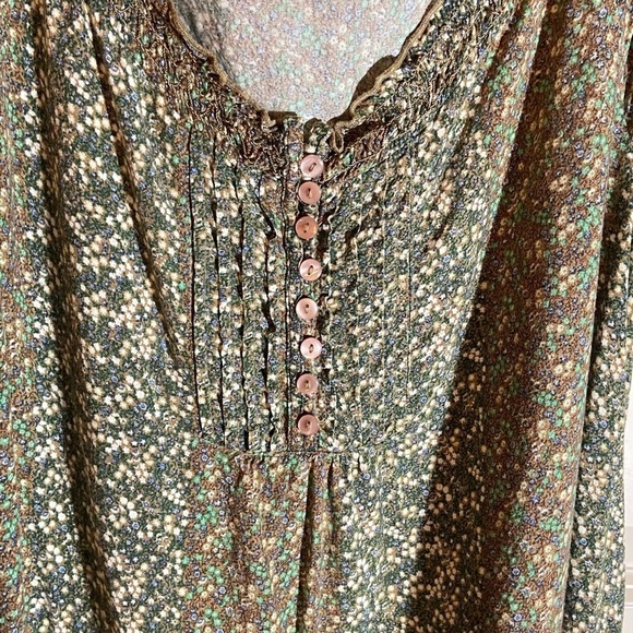 Faded glory sz-12/14, pheasant top- subtle colors, faux buttons, pleated bodice - Picture 4 of 16